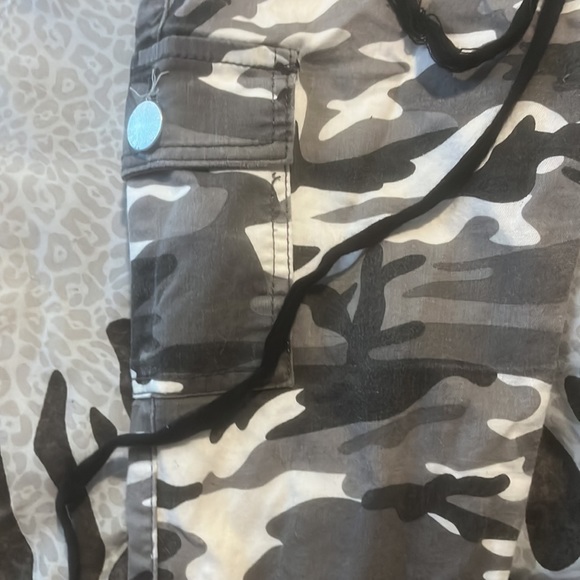 the camo cargos are really in style nowdays for the teenagers - Picture 2 of 4